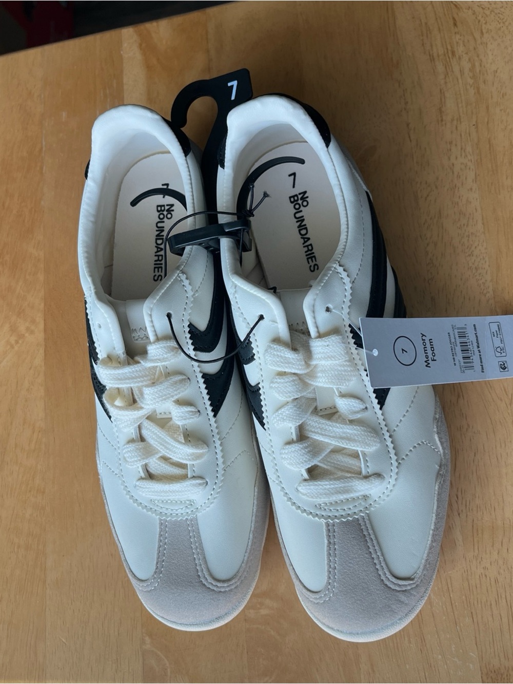 No Boundaries Men's Off White and Black Retro Running Sneakers SZ 7 memory foam